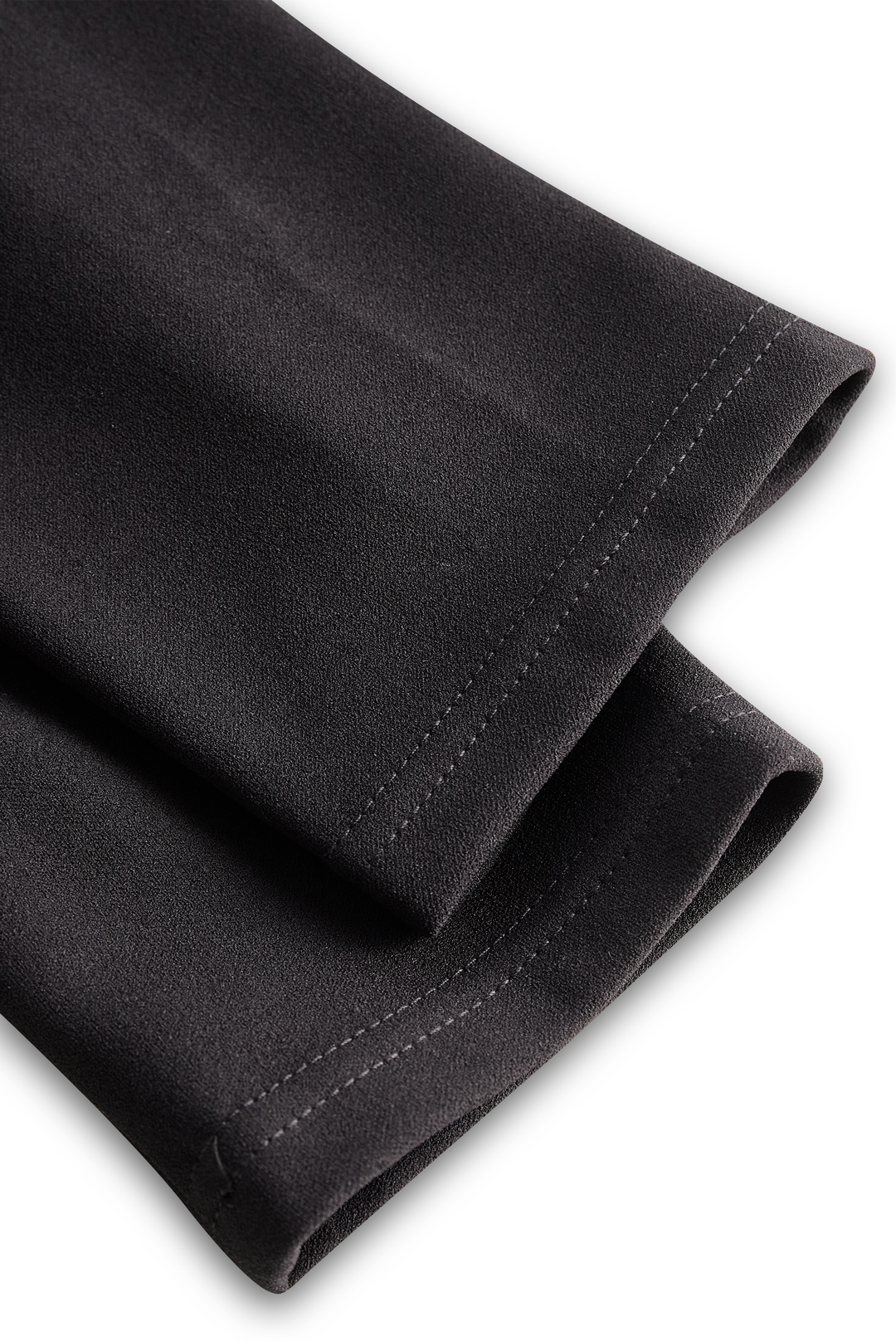 Zjemněné černé šaty s opaskem a mandarínovým límcem