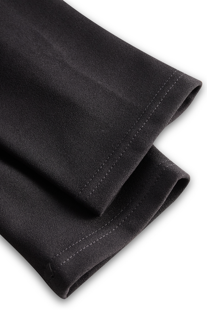 Zjemněné černé šaty s opaskem a mandarínovým límcem